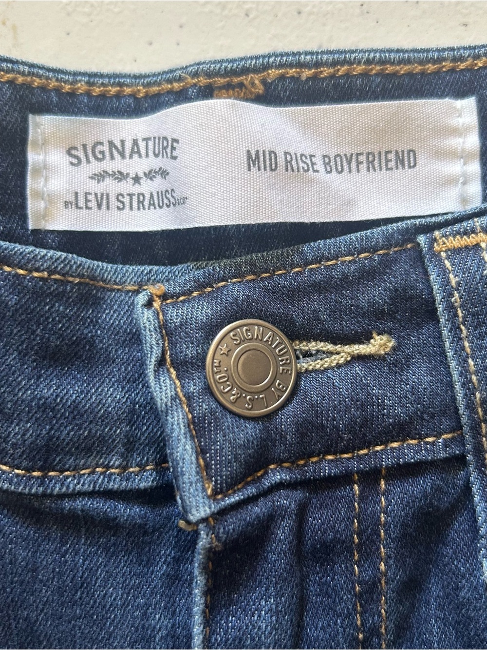 Levi's Signature Mid Rise Boyfriend Jeans in size 4. - Picture 2 of 5